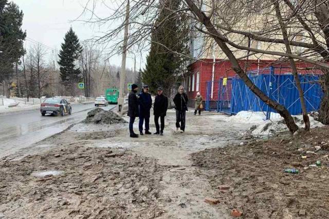 В Новосибирске наказали подрядчика за превратившийся в болото тротуар