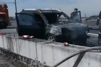 В Новосибирске на Октябрьском мосту сгорела иномарка