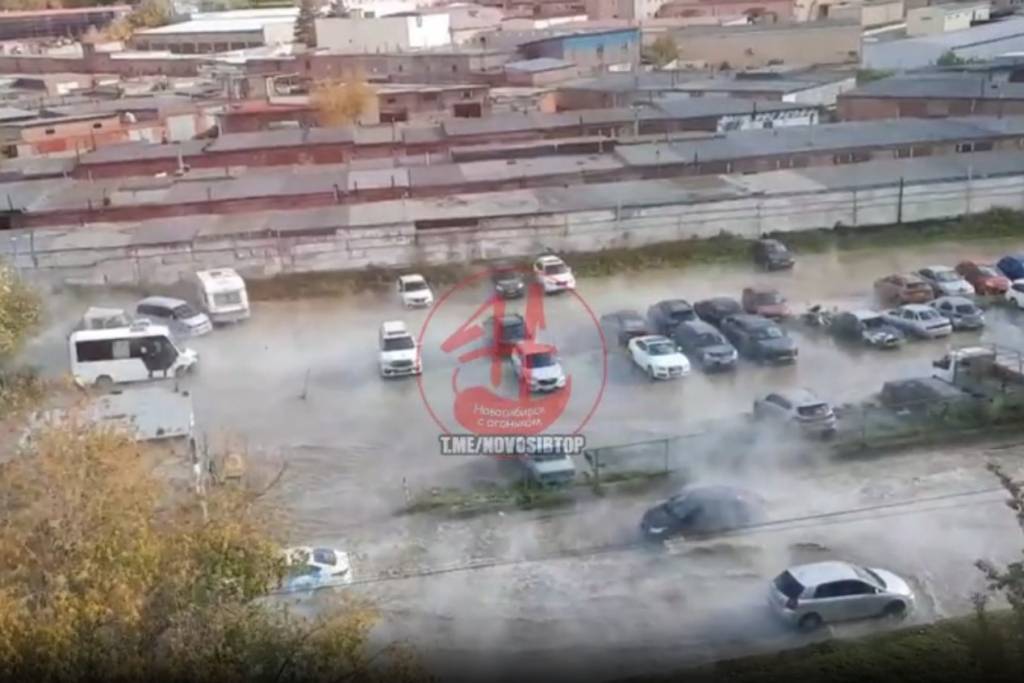 Улицу Курчатова в Новосибирске залило кипятком