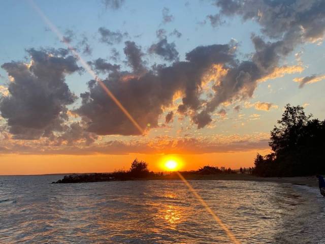 Новосибирцы делятся кадрами огненного рассвета с грозой