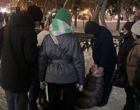 Жительница Новосибирска травмировала обе ноги после падения у метро на площади Ленина