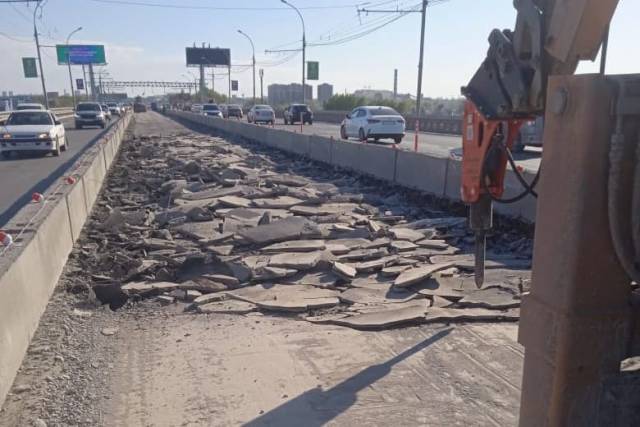 В Новосибирске на Димитровском мосту демонтировали старый асфальт и гидроизоляцию