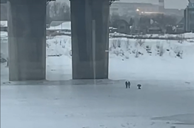 В Новосибирске под Димитровским мостом дети едва не провалились под лед