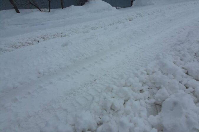 «Проехать невозможно»: жители поселка под Новосибирском пожаловались на заваленную снегом улицу