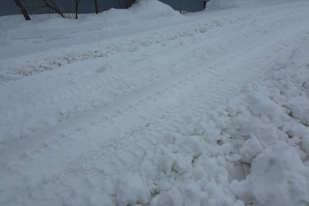 «Проехать невозможно»: жители поселка под Новосибирском пожаловались на заваленную снегом улицу