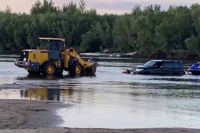 Новосибирец пытался переплыть протоку на машине