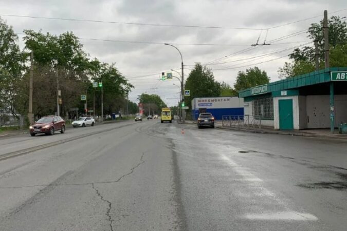 В Новосибирске неустановленный водитель сбил женщину у остановки и скрылся