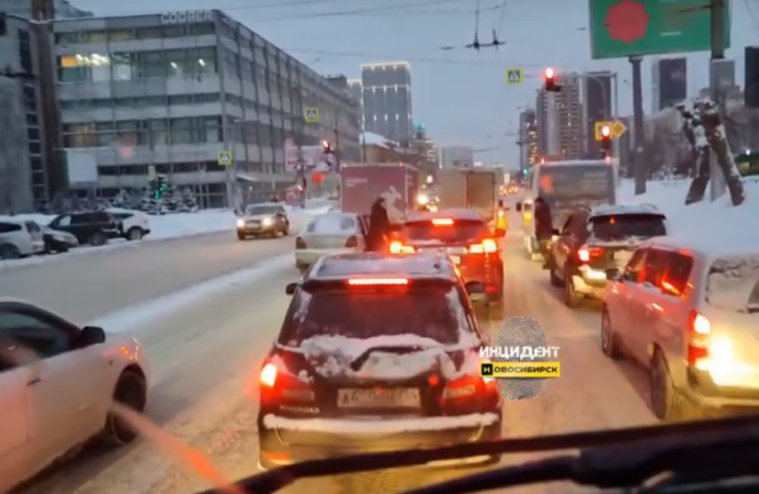 В Новосибирске на улице Кирова произошел конфликт водителей со стрельбой