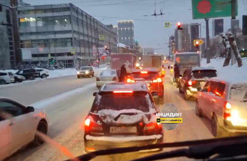 В Новосибирске на улице Кирова произошел конфликт водителей со стрельбой