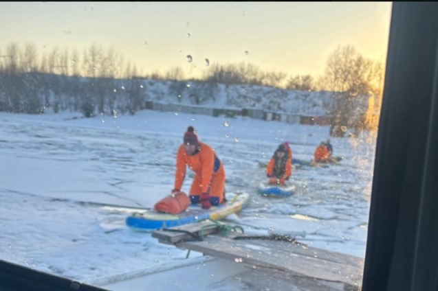 Новосибирские спасатели пришли на помощь застрявшим во льдах сапбордистам