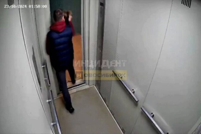 Новосибирец жестоко пнул свою маленькую собаку