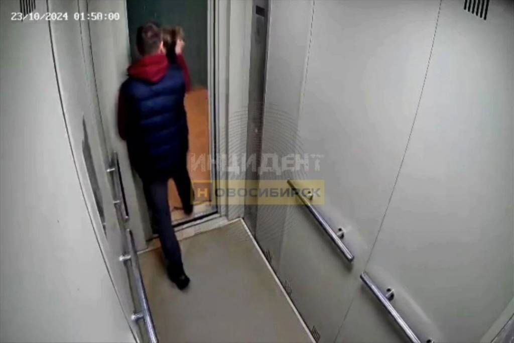 Новосибирец жестоко пнул свою маленькую собаку