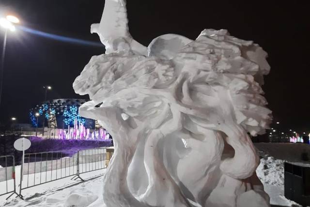 В Новосибирске восстановили разрушенную снежную скульптуру «Каракан»