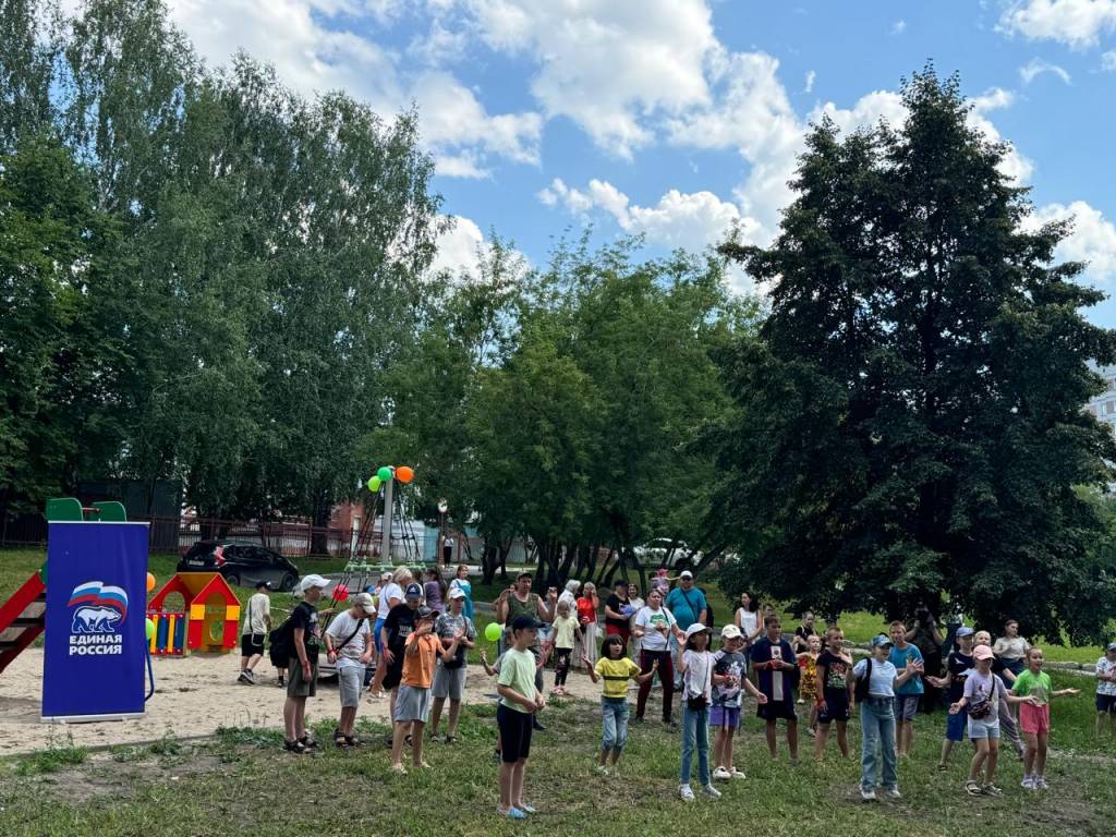 «А у нас во дворе»: еще одну детскую площадку открыли в Новосибирске по партийному проекту ЕР «Территория детства»
