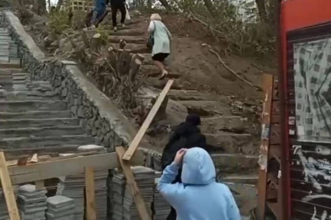 В Новосибирске жители сделали ступеньки возле закрытой на ремонт лестницы на Речном вокзале
