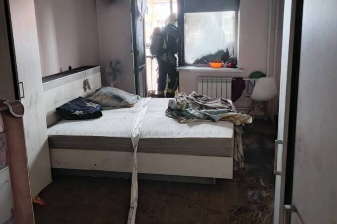 Сотрудники МЧС спасли трехлетнего новосибирца на пожаре