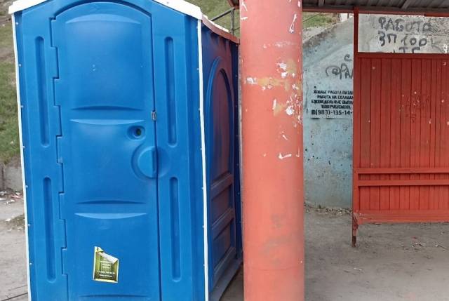 Жители Новосибирска требуют убрать туалет с остановки «Лазурная»