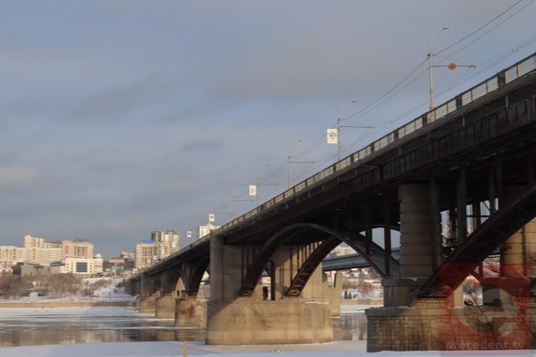 Глухую пробку на Октябрьском мосту