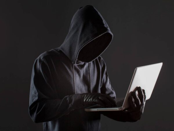 Украинские мошенники разводят на деньги новосибирских мужчин