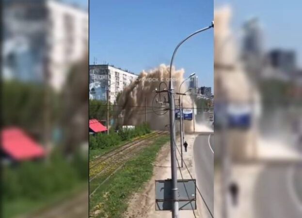 В Новосибирске горожане заметили коммунальный фонтан на Гусинобродском шоссе