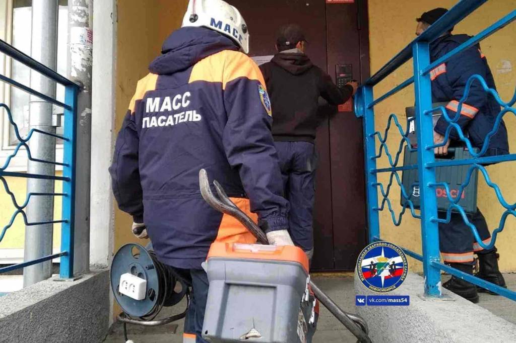 В Новосибирске нашли труп мужчины в запертой квартире на улице Бориса Богаткова