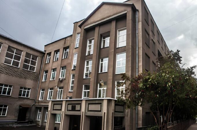 В Новосибирске из окна гимназии №1 выпала семиклассница