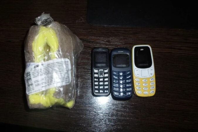 В Новосибирске мужчина перебросил на территорию СИЗО сверток с пятью телефонами