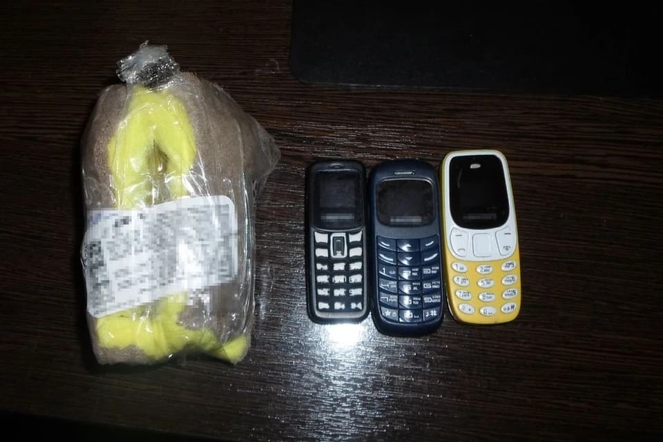 В Новосибирске мужчина перебросил на территорию СИЗО сверток с пятью телефонами