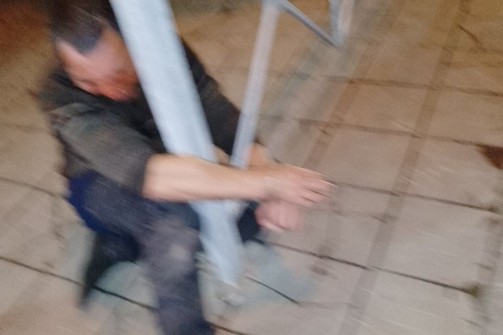 В Новосибирске разбуженный в баре мужчина напал с кулаками на охранников