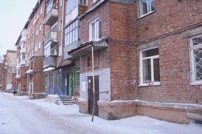 «Готовы поменяться с чиновниками квартирами хотя-бы на сутки»: жильцы треснувшего дома рассказали о своей беде