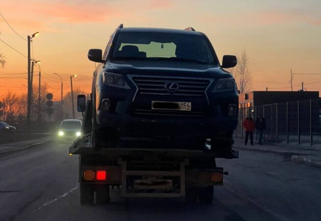 В Новосибирске судебные приставы изъяли у должника Lexus LX 570 после пяти часов