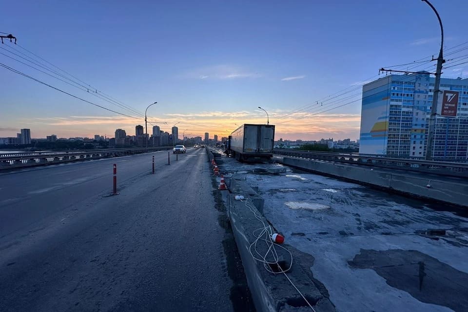 В Новосибирске водитель тягача выпал из кабины на Димитровском мосту