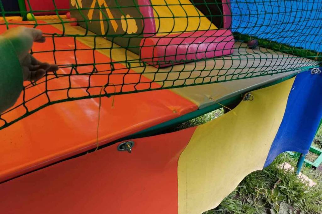 Под Новосибирском вандалы сломали открывшийся в День Победы аттракцион