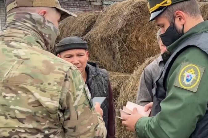 Мигрантов доставили в военкомат с фермы под Новосибирском