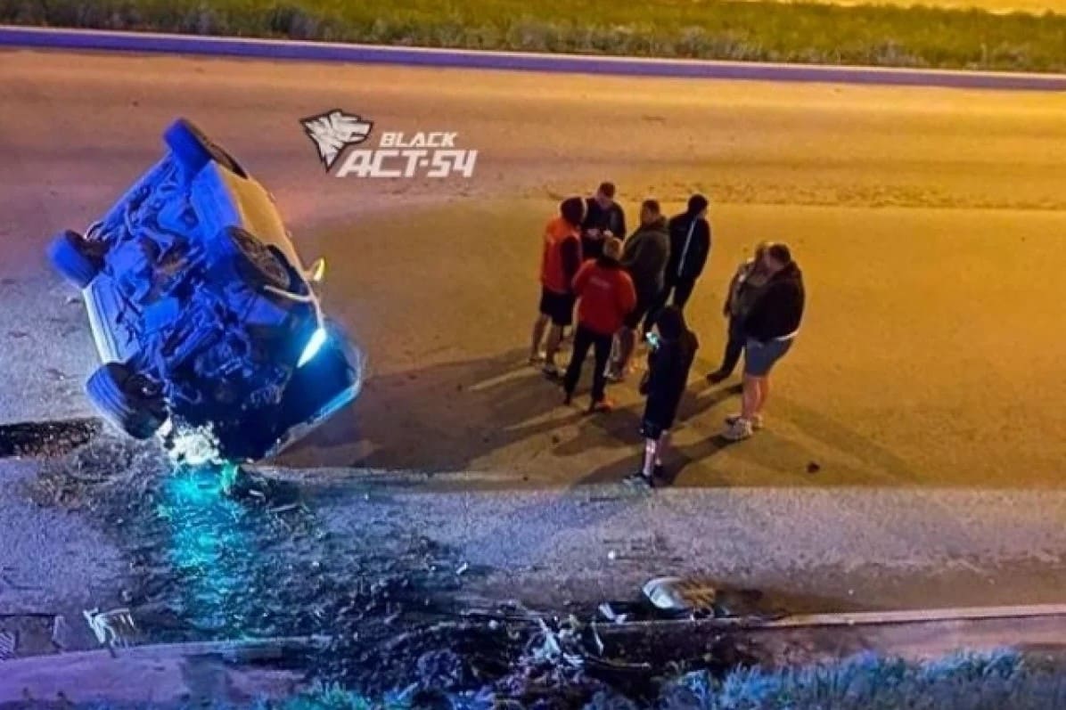 В Новосибирске иномарка рухнула на проезжую часть дороги