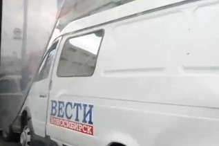 В Новосибирске  в аварию попали журналисты «Вестей»