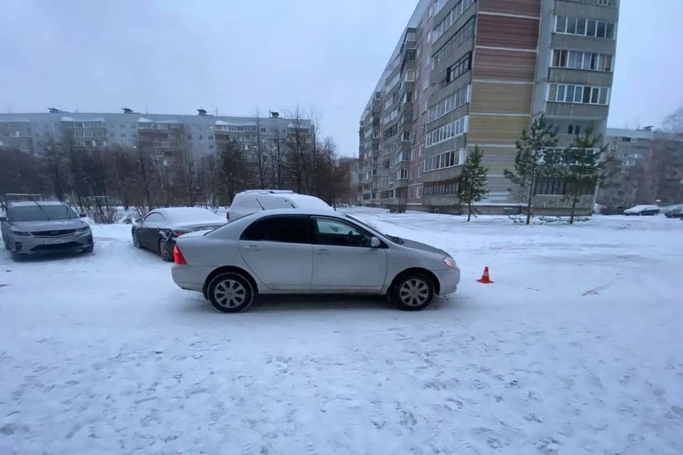 В Новосибирске водитель «Toyota Corolla» сбил 6-летнего ребенка на парковке
