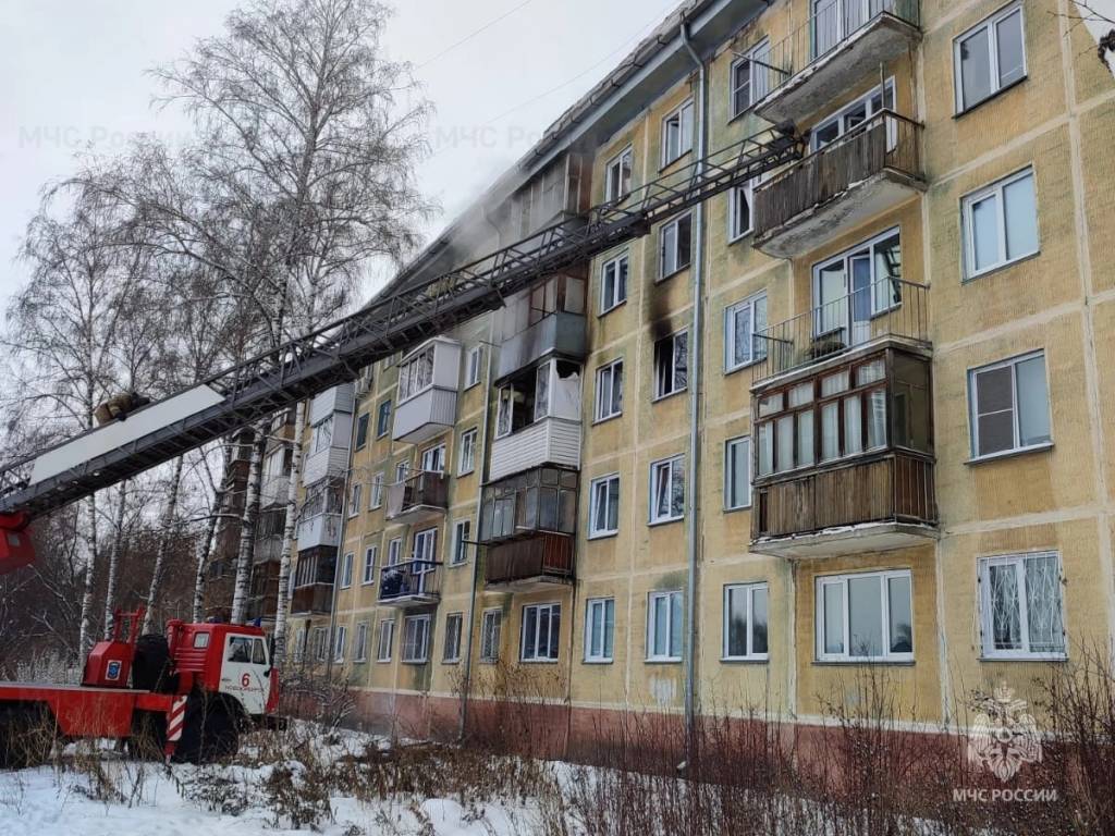 Женщину из горящей квартиры спасли пожарные в Новосибирске