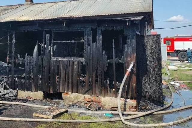 Под Новосибирском двоих детей и женщину увезли в больницу после пожара в частном доме