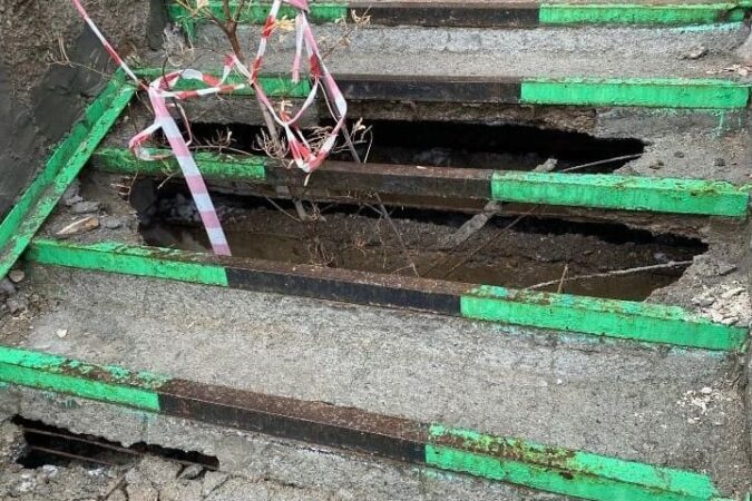 Прокуратура начала проверку после обрушения крыльца у подъезда в Новосибирске