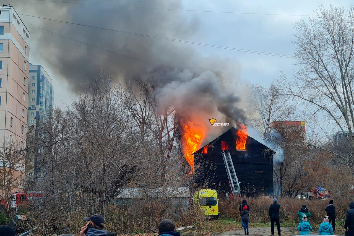 Деревянный барак горит в Новосибирске