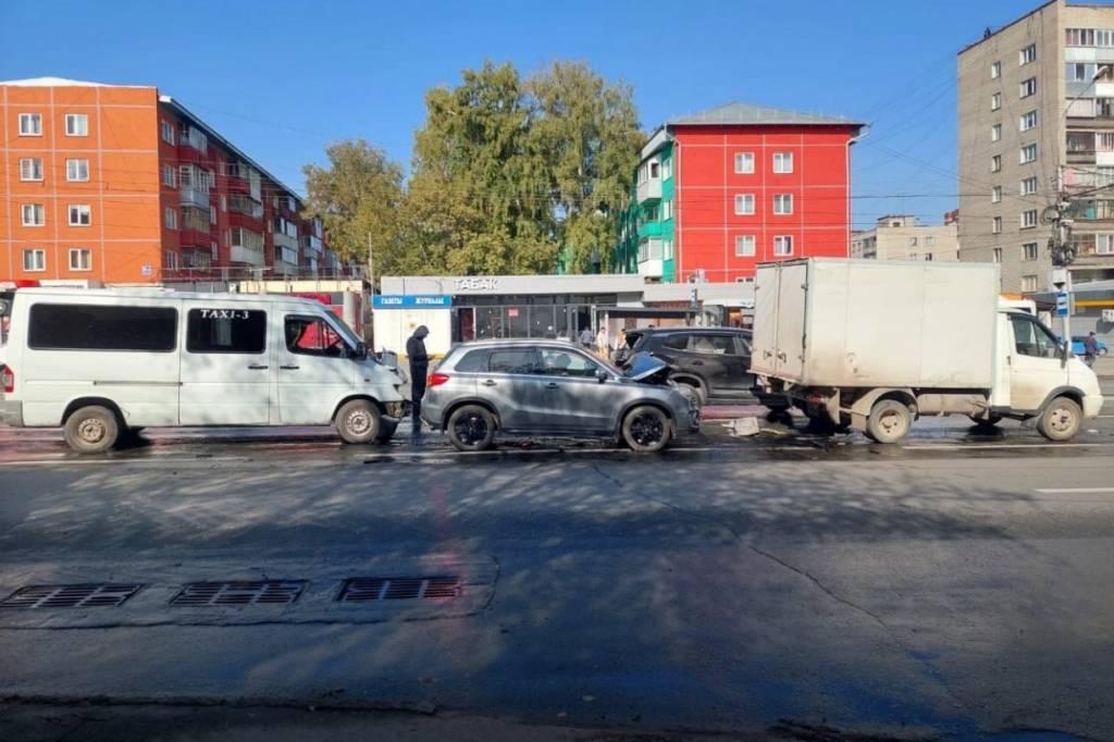 Массовое ДТП произошло у метро «Золотая нива» в Новосибирске