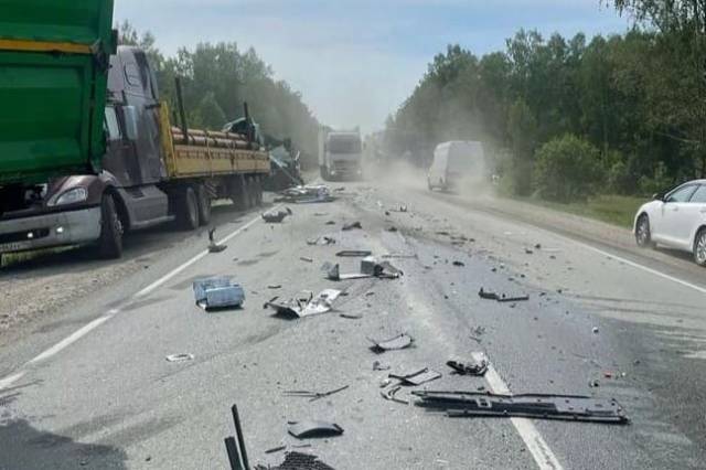 В Новосибирской области на трассе фура врезалась в четыре попутные машины