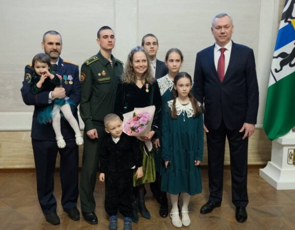 Губернатор Новосибирской области в преддверии 8 марта вручил знаки отличия «За материнскую доблесть»