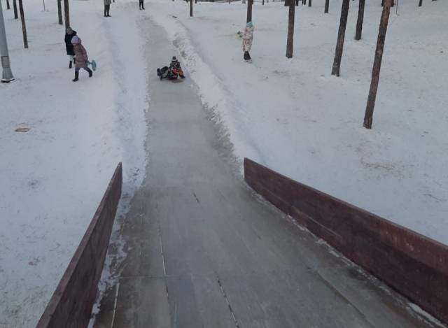 В Барабинске местные жители сами собирают средства на установку зимней горки на главной площади города