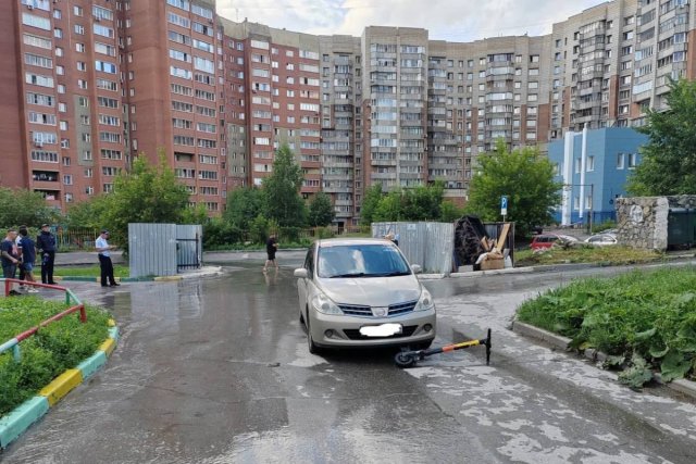 В Новосибирске иномарка сбила 10-летнего ребенка на электросамокате