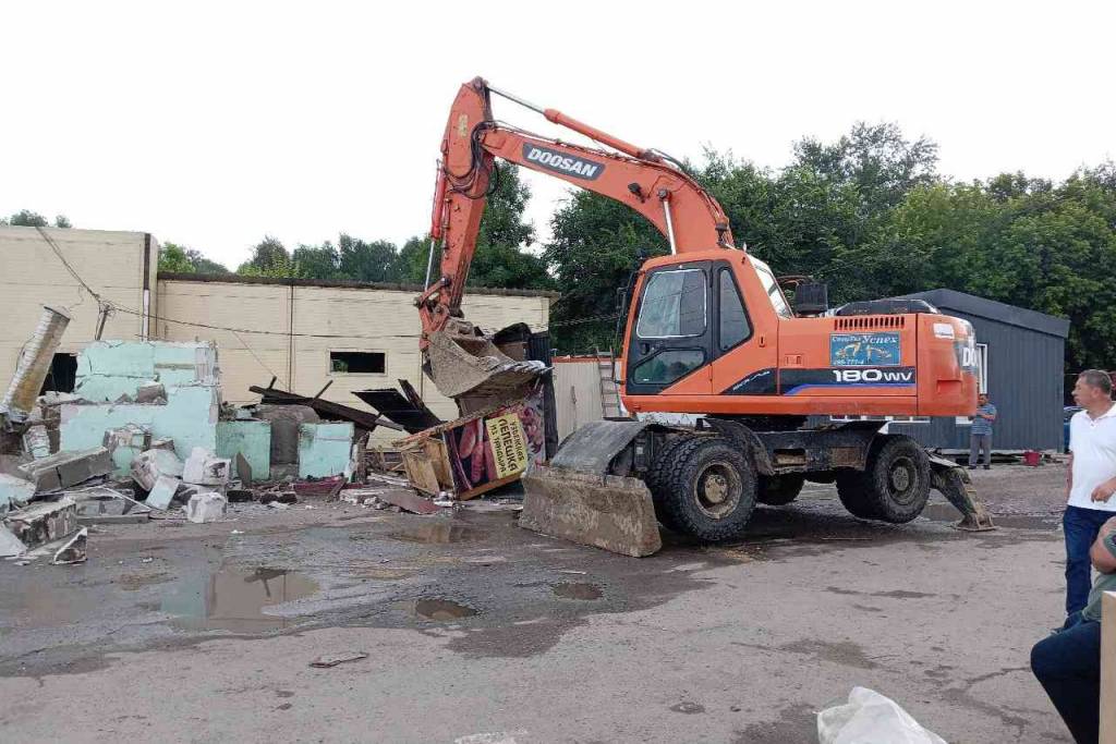 «Это праздник»: в Хилокском микрорайоне Новосибирска сносят нелегальные кафе мигрантов