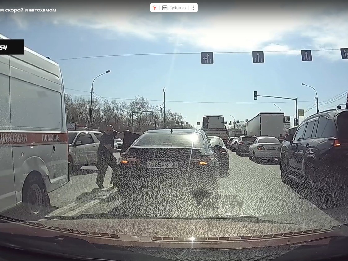 В Новосибирске водитель скорой наказал автохама