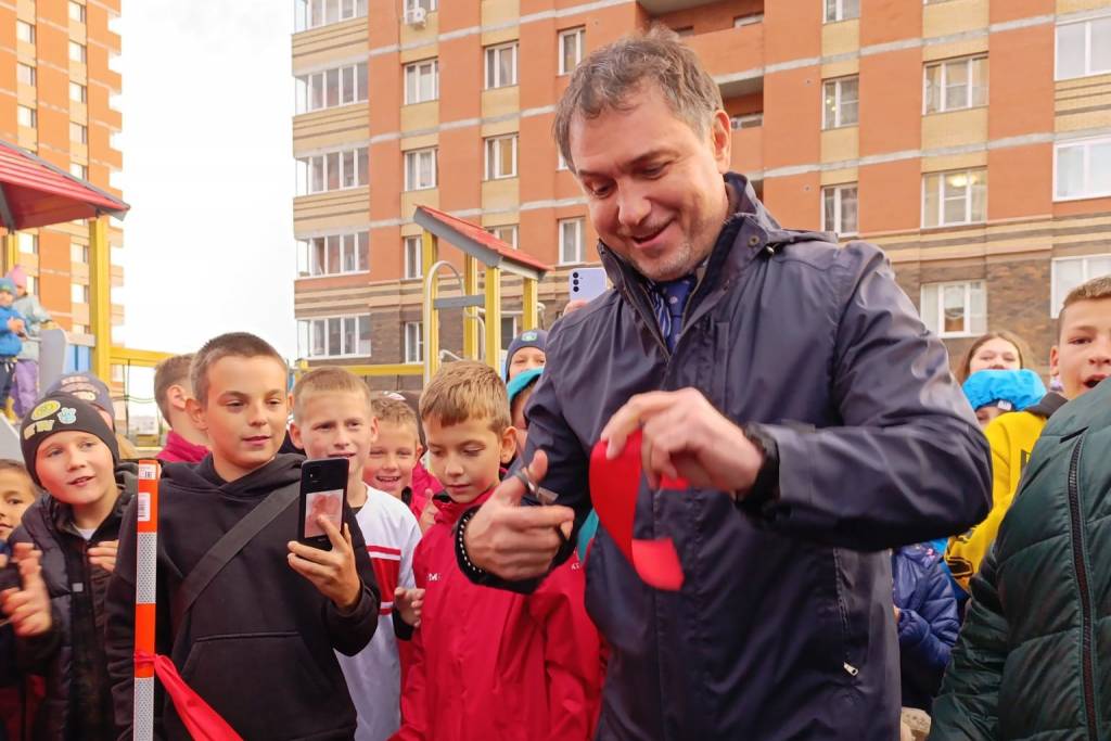 В Новосибирске открылась еще одна современная футбольная площадка