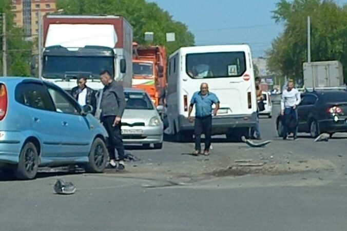 В Новосибирске очевидцы рассказали подробности ДТП с маршруткой №44